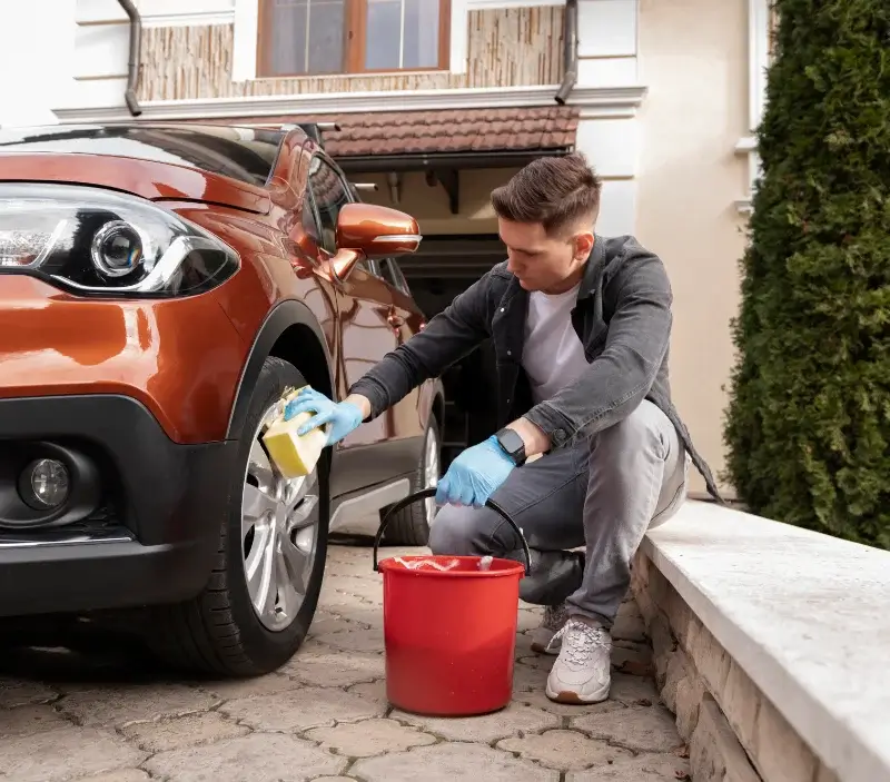 Lavage auto à domicile Prudhomat : professionnel intervenant sur un véhicule